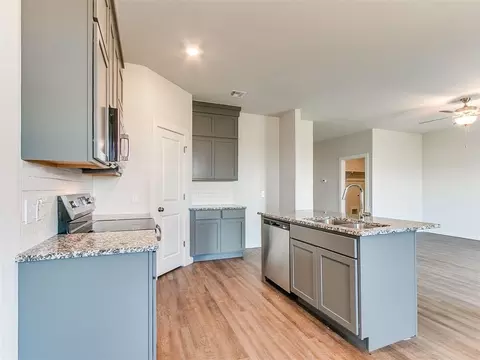 Kitchen - 1713 Oak Way, Tuttle, OK 73089 photo 3 of 10