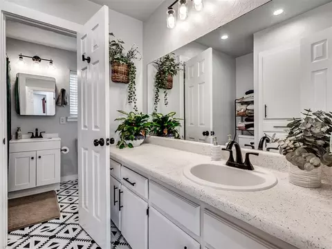 Bath - 3216 E Noble Dr, Edmond, OK 73034 photo 1 of 3