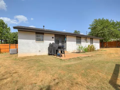Exterior - 3216 E Noble Dr, Edmond, OK 73034 photo 5 of 6