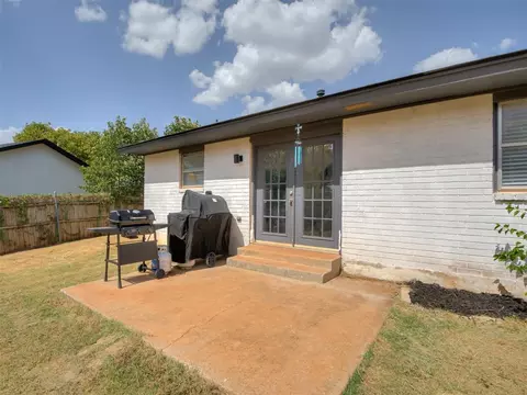 Exterior - 3216 E Noble Dr, Edmond, OK 73034 photo 4 of 6