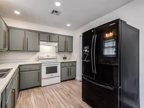 Kitchen - 3216 E Noble Dr, Edmond, OK 73034 photo 2 of 4