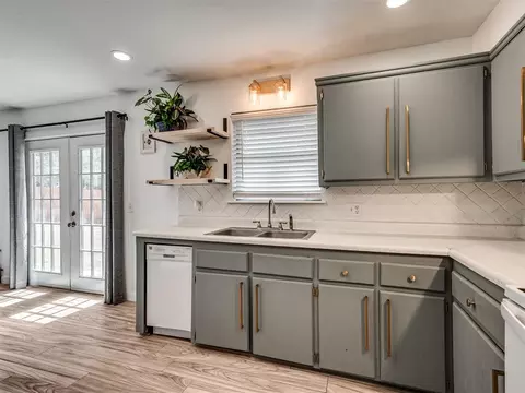 Kitchen - 3216 E Noble Dr, Edmond, OK 73034 photo 3 of 4