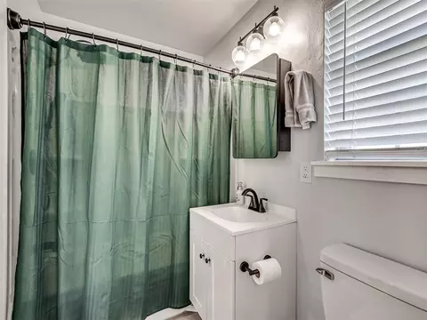 Bath - 3216 E Noble Dr, Edmond, OK 73034 photo 3 of 3