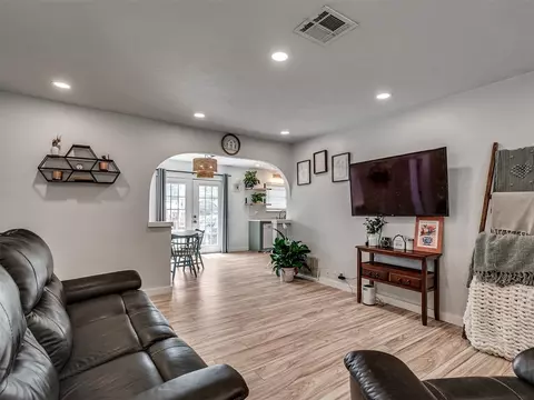 Living - 3216 E Noble Dr, Edmond, OK 73034 photo 2 of 4