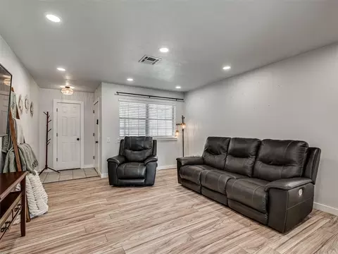 Living - 3216 E Noble Dr, Edmond, OK 73034 photo 3 of 4