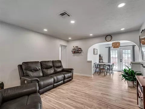 Living - 3216 E Noble Dr, Edmond, OK 73034 photo 1 of 4