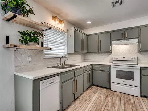 Kitchen - 3216 E Noble Dr, Edmond, OK 73034 photo 1 of 4