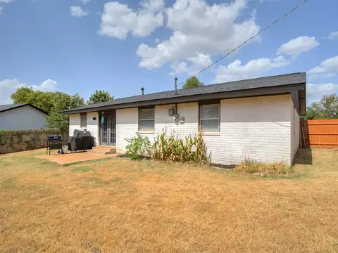 Exterior - 3216 E Noble Dr, Edmond, OK 73034 photo 6 of 6