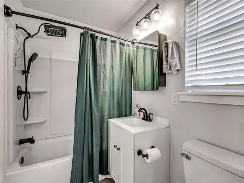Bath - 3216 E Noble Dr, Edmond, OK 73034 photo 2 of 3