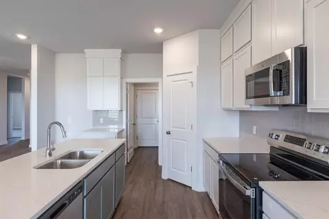 Kitchen - 1721 Elm Cir, Tuttle, OK 73089 photo 6 of 8