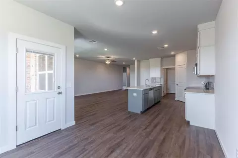 Entry Way - 1721 Elm Cir, Tuttle, OK 73089 photo 1 of 2