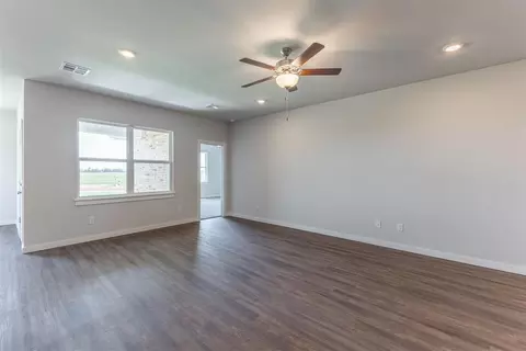 Living - 1721 Elm Cir, Tuttle, OK 73089 photo 3 of 3