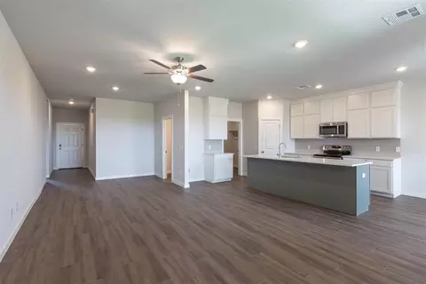 Living - 1721 Elm Cir, Tuttle, OK 73089 photo 2 of 3
