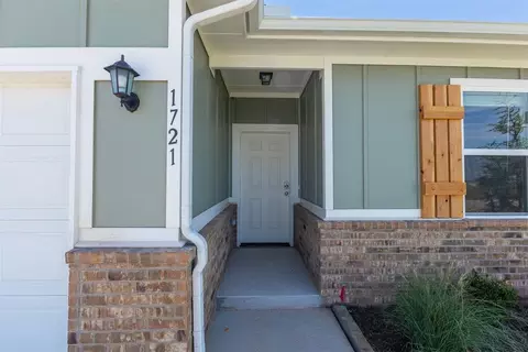 Entry Way - 1721 Elm Cir, Tuttle, OK 73089 photo 2 of 2