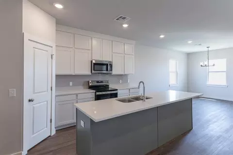 Kitchen - 1721 Elm Cir, Tuttle, OK 73089 photo 2 of 8