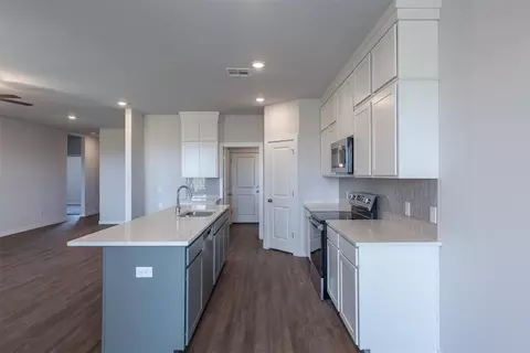 Kitchen - 1721 Elm Cir, Tuttle, OK 73089 photo 4 of 8