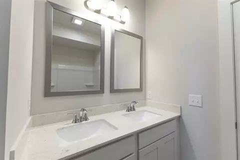 Bath - 1721 Elm Cir, Tuttle, OK 73089 photo 6 of 9