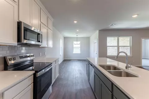 Kitchen - 1721 Elm Cir, Tuttle, OK 73089 photo 7 of 8