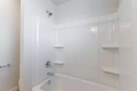Bath - 1725 Elm Cir, Tuttle, OK 73089 photo 8 of 9