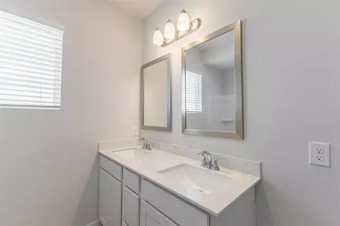 Bath - 1725 Elm Cir, Tuttle, OK 73089 photo 6 of 9