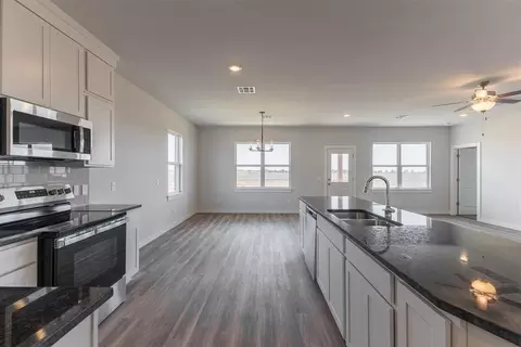Kitchen - 1725 Elm Cir, Tuttle, OK 73089 photo 4 of 7