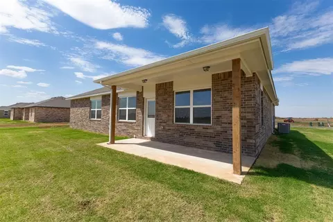 Exterior - 1725 Elm Cir, Tuttle, OK 73089 photo 5 of 11