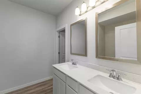 Bath - 1725 Elm Cir, Tuttle, OK 73089 photo 2 of 9