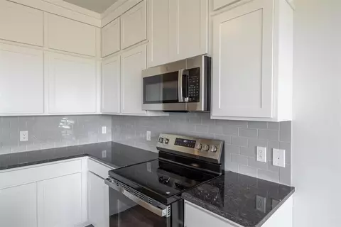 Kitchen - 1725 Elm Cir, Tuttle, OK 73089 photo 5 of 7