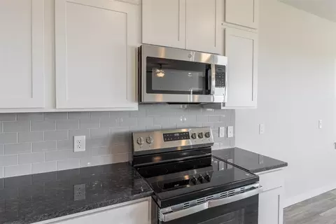 Kitchen - 1725 Elm Cir, Tuttle, OK 73089 photo 6 of 7