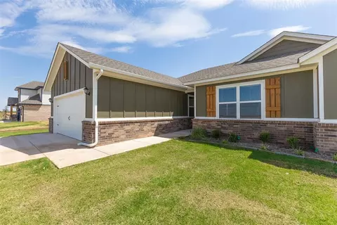 Exterior - 1725 Elm Cir, Tuttle, OK 73089 photo 7 of 11