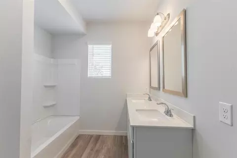 Bath - 1725 Elm Cir, Tuttle, OK 73089 photo 5 of 9
