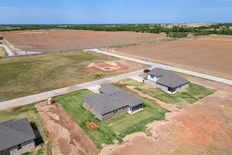 View/Area - 1725 Elm Cir, Tuttle, OK 73089 photo 4 of 7