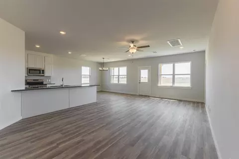 Living - 1725 Elm Cir, Tuttle, OK 73089 photo 1 of 3