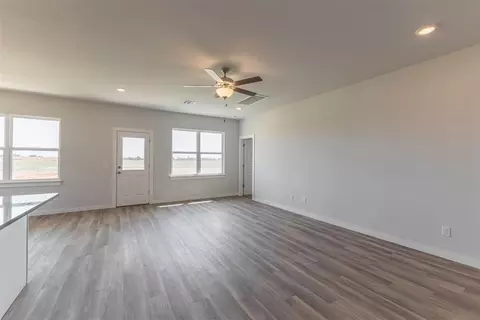 Living - 1725 Elm Cir, Tuttle, OK 73089 photo 2 of 3