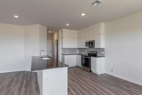 Kitchen - 1725 Elm Cir, Tuttle, OK 73089 photo 2 of 7