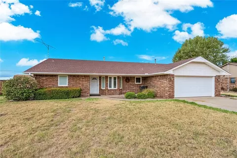 Exterior - 805 Villa Dr, Watonga, OK 73772 photo 2 of 8