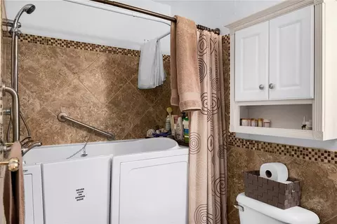 Bath - 805 Villa Dr, Watonga, OK 73772 photo 4 of 5