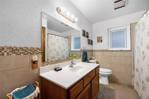 Bath - 805 Villa Dr, Watonga, OK 73772 photo 1 of 5