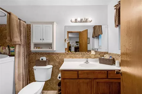 Bath - 805 Villa Dr, Watonga, OK 73772 photo 3 of 5