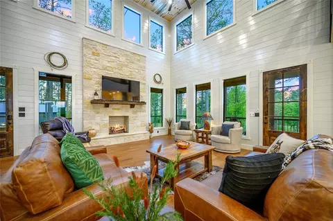 Living - 375 Boulder Way, Broken Bow, OK 74728 photo 2 of 3