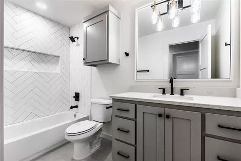 Bath - 3113 E Noble Dr, Edmond, OK 73034 photo 1 of 5