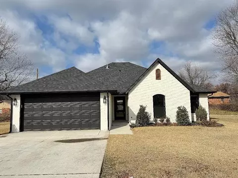 Exterior - 3113 E Noble Dr, Edmond, OK 73034 photo 2 of 2