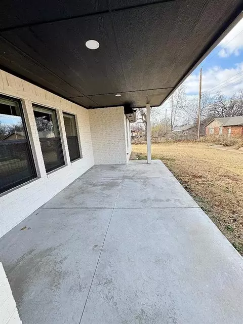 Exterior - 3113 E Noble Dr, Edmond, OK 73034 photo 1 of 2