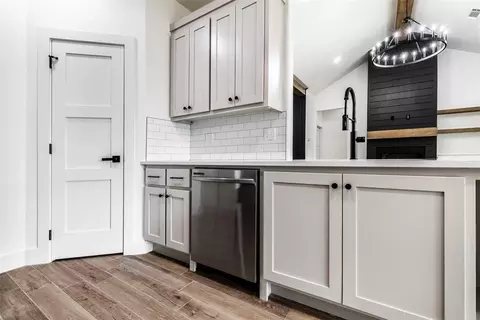 Kitchen - 3113 E Noble Dr, Edmond, OK 73034 photo 1 of 2