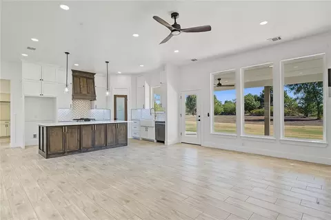 Living - 2000 Cattle Dr, Guthrie, OK 73044 photo 4 of 5