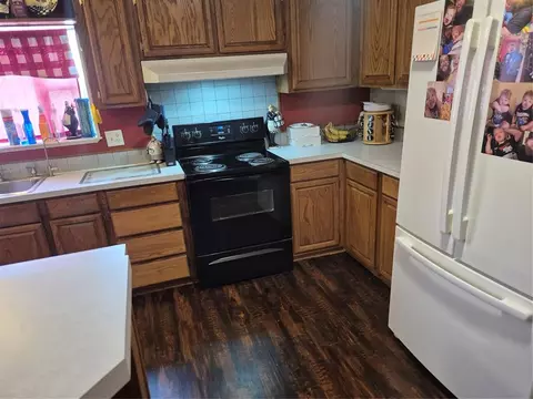 Kitchen - 417 S Cemetery Rd, Tuttle, OK 73089 photo 2 of 4