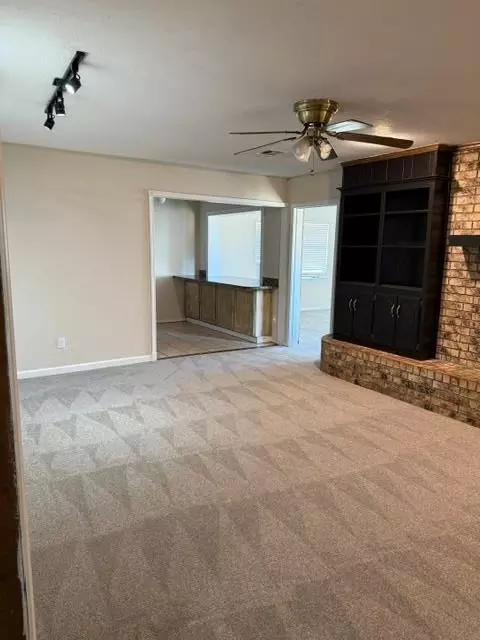 Living - 620 Taft St, Altus, OK 73521 photo 1 of 5
