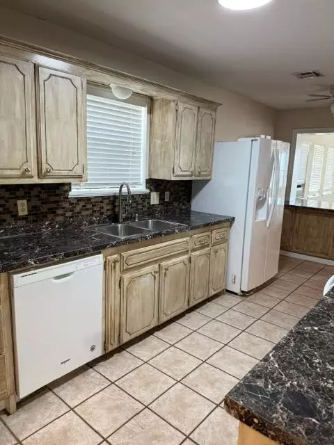 Kitchen - 620 Taft St, Altus, OK 73521 photo 1 of 3