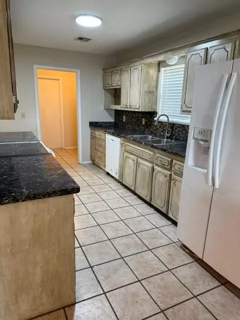 Kitchen - 620 Taft St, Altus, OK 73521 photo 2 of 3