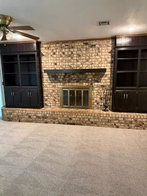 Living - 620 Taft St, Altus, OK 73521 photo 2 of 5